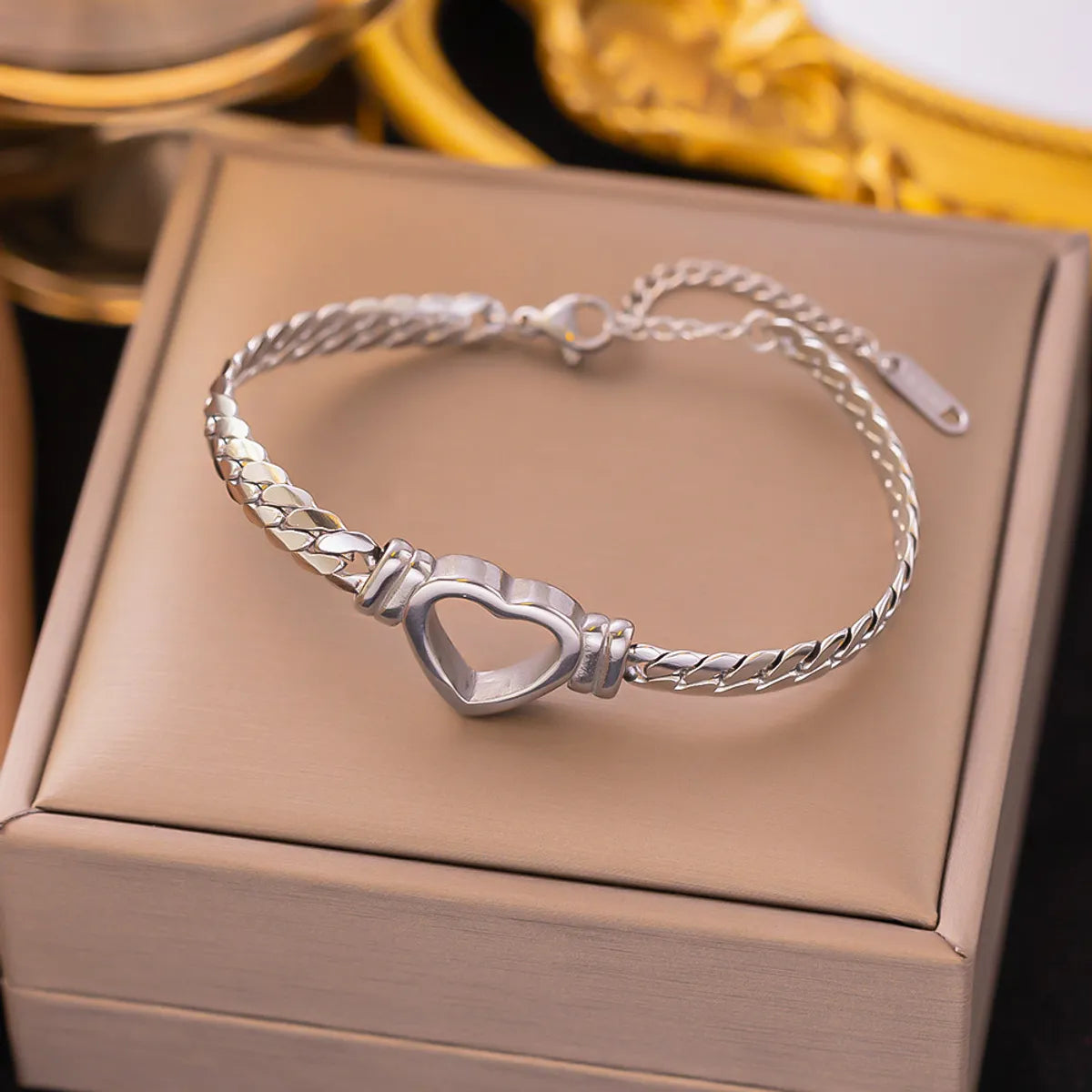 18 [Ae50] Hollow Heart-Shaped Bracelet Steel Color