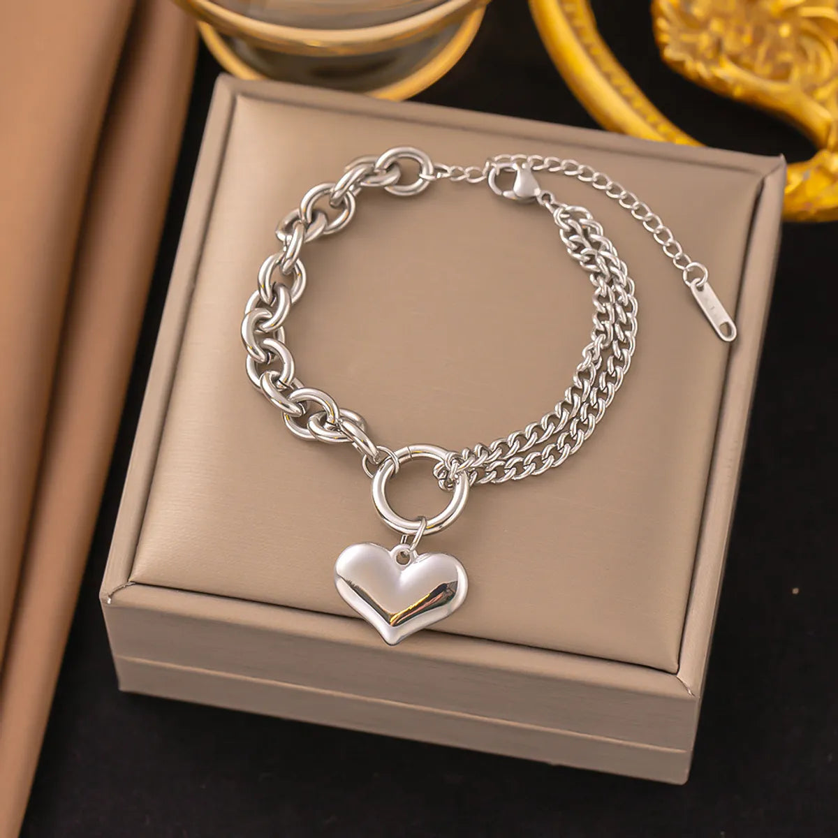 10 [Ae21] Heart-Shaped Bracelet Steel Color