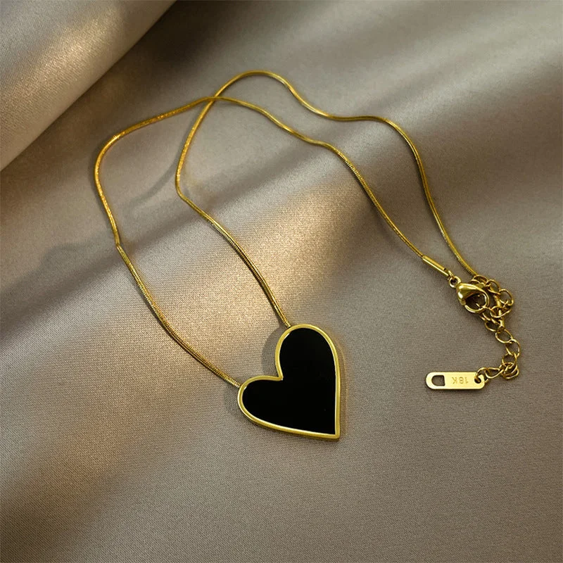 A8355] Black Heart Necklace Gold