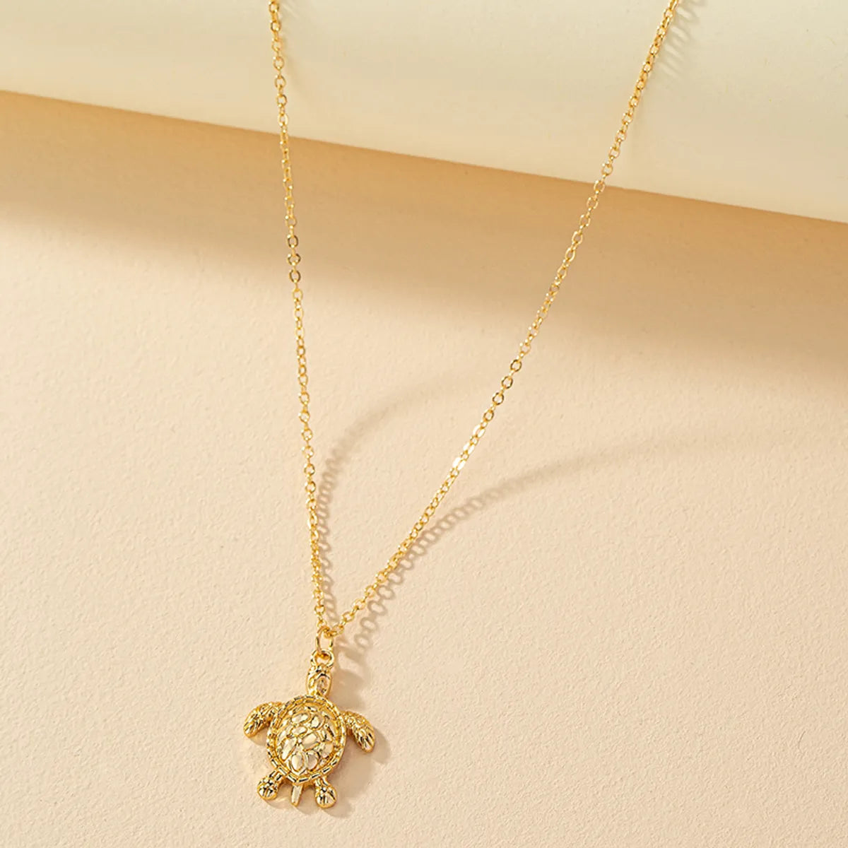 Women’s emerald necklaces-1 Piece Vacation Tortoise Alloy Plating Women's Pendant Necklace