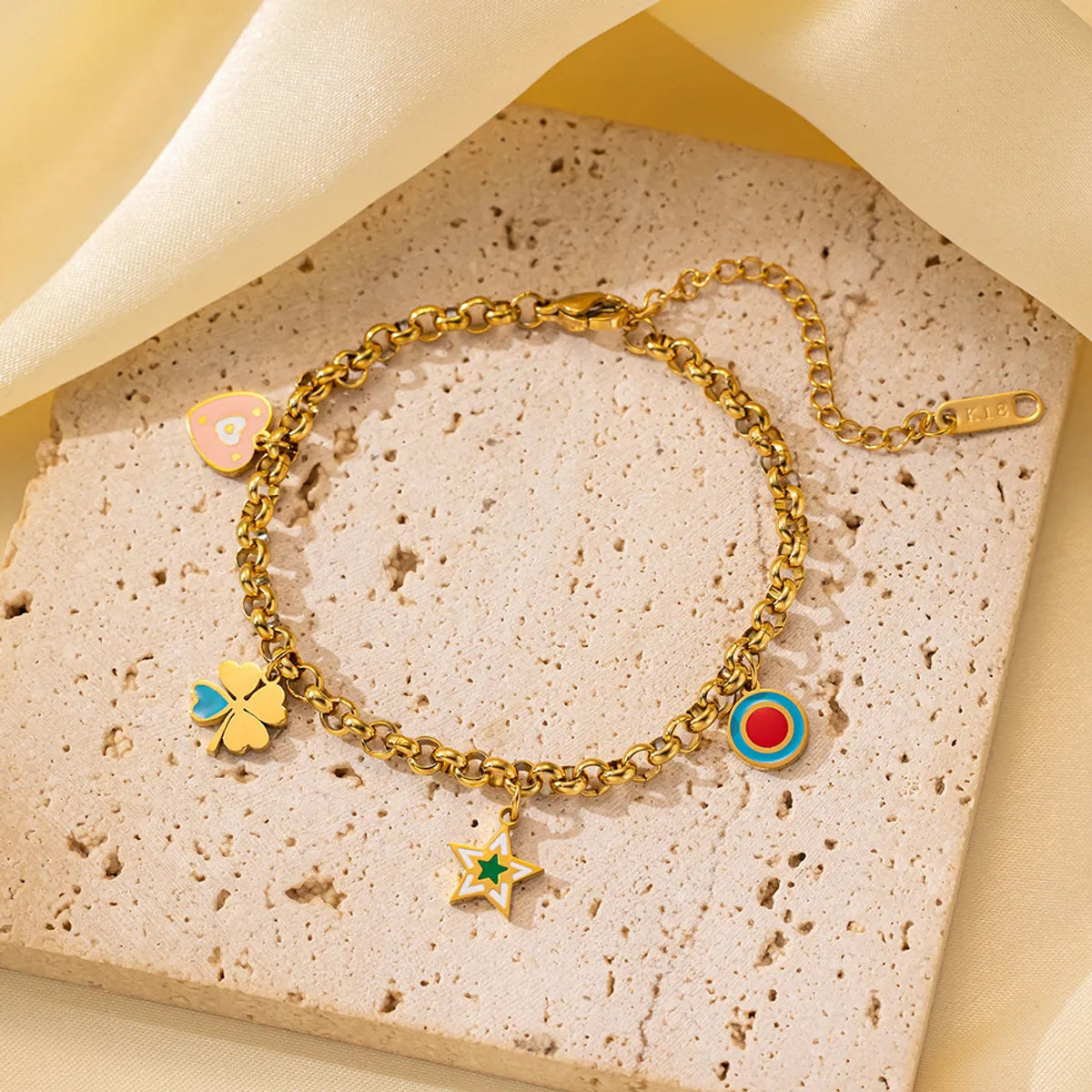 Qye2104 Love Heart Flowers Star Bracelet Gold