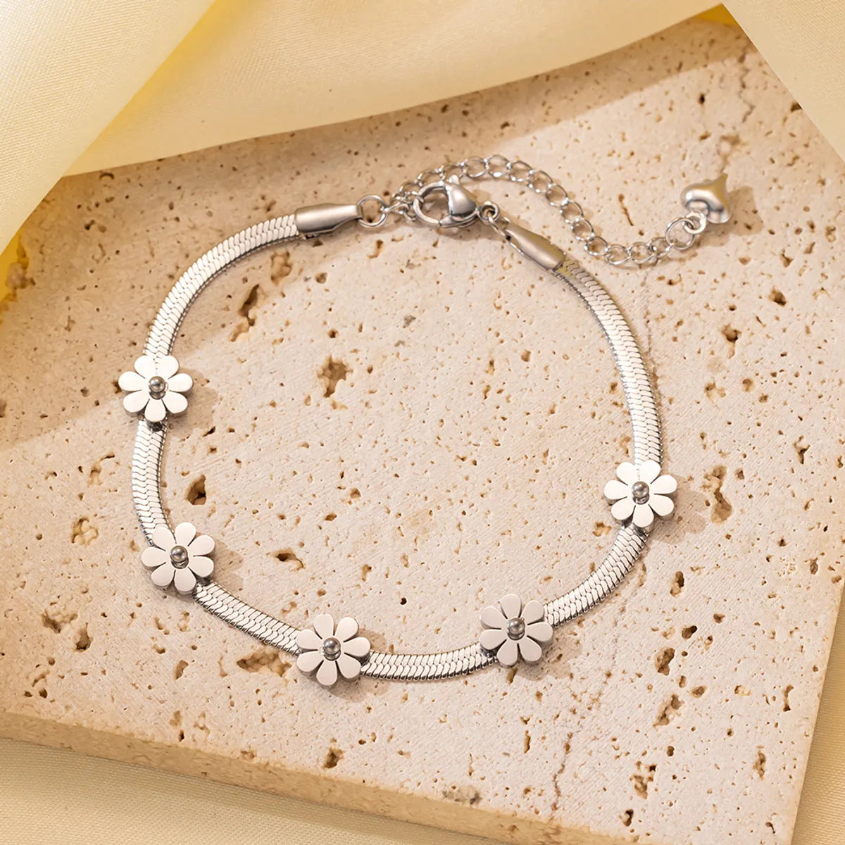 Qye2134 Five Daisy Bracelet Steel Color