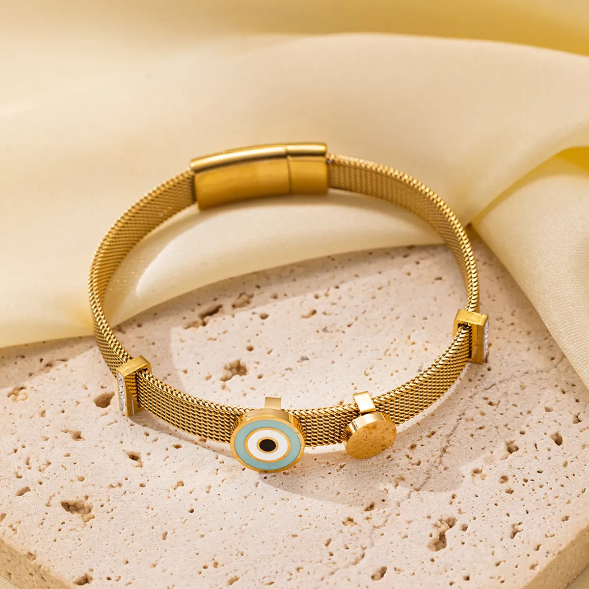 Qye030 round Eye Bracelet Gold