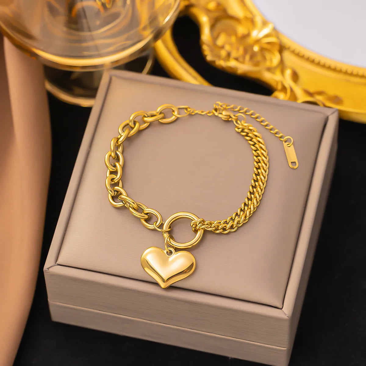 9 [Ae31] Heart-Shaped Bracelet Gold