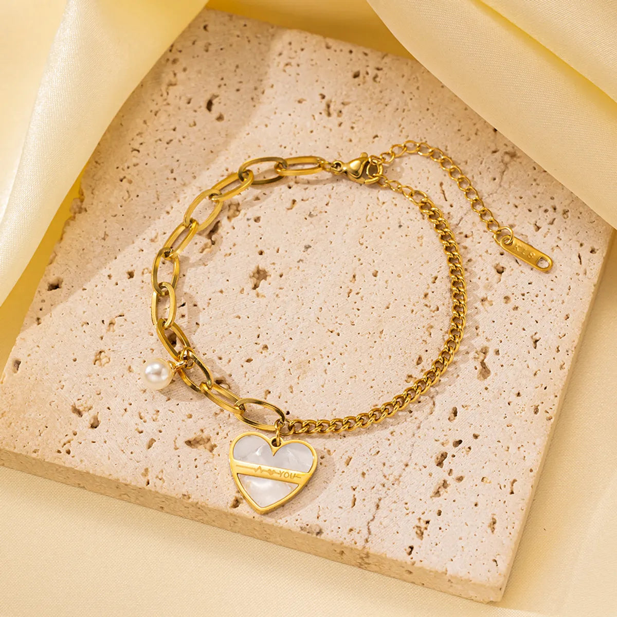 Qye2075 Pearl White Shell Love Bracelet Gold