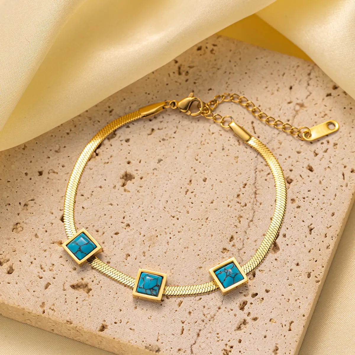 Qye2131 Three Turquoise Bracelet Gold