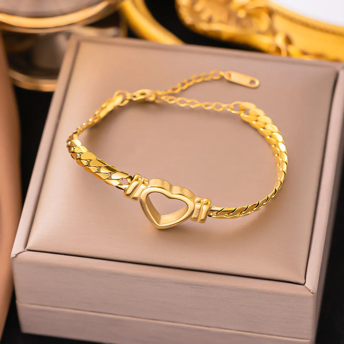 17 [Ae64] Hollow Heart-Shaped Bracelet Gold