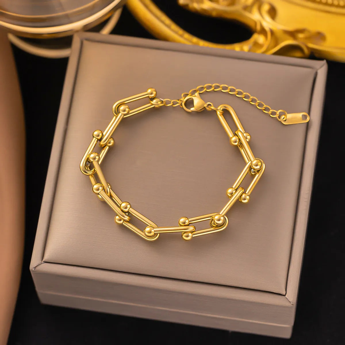 24 [Ae88] U-Shaped Buckle Bracelet Gold