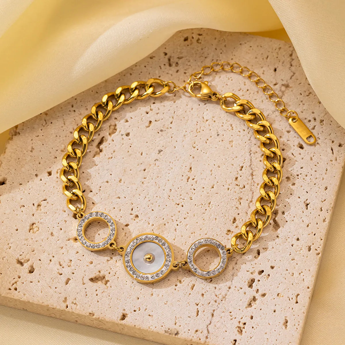 Qye2098 Diamond White Shell Bracelet Gold