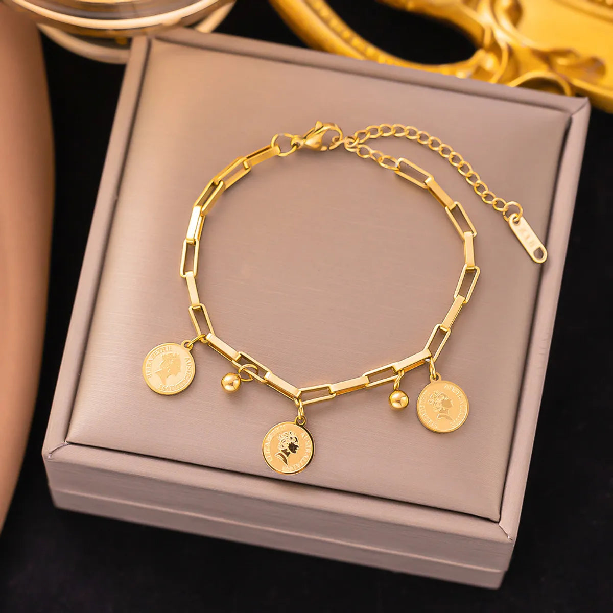 14 [Ae66] Female Ace Bracelet Gold