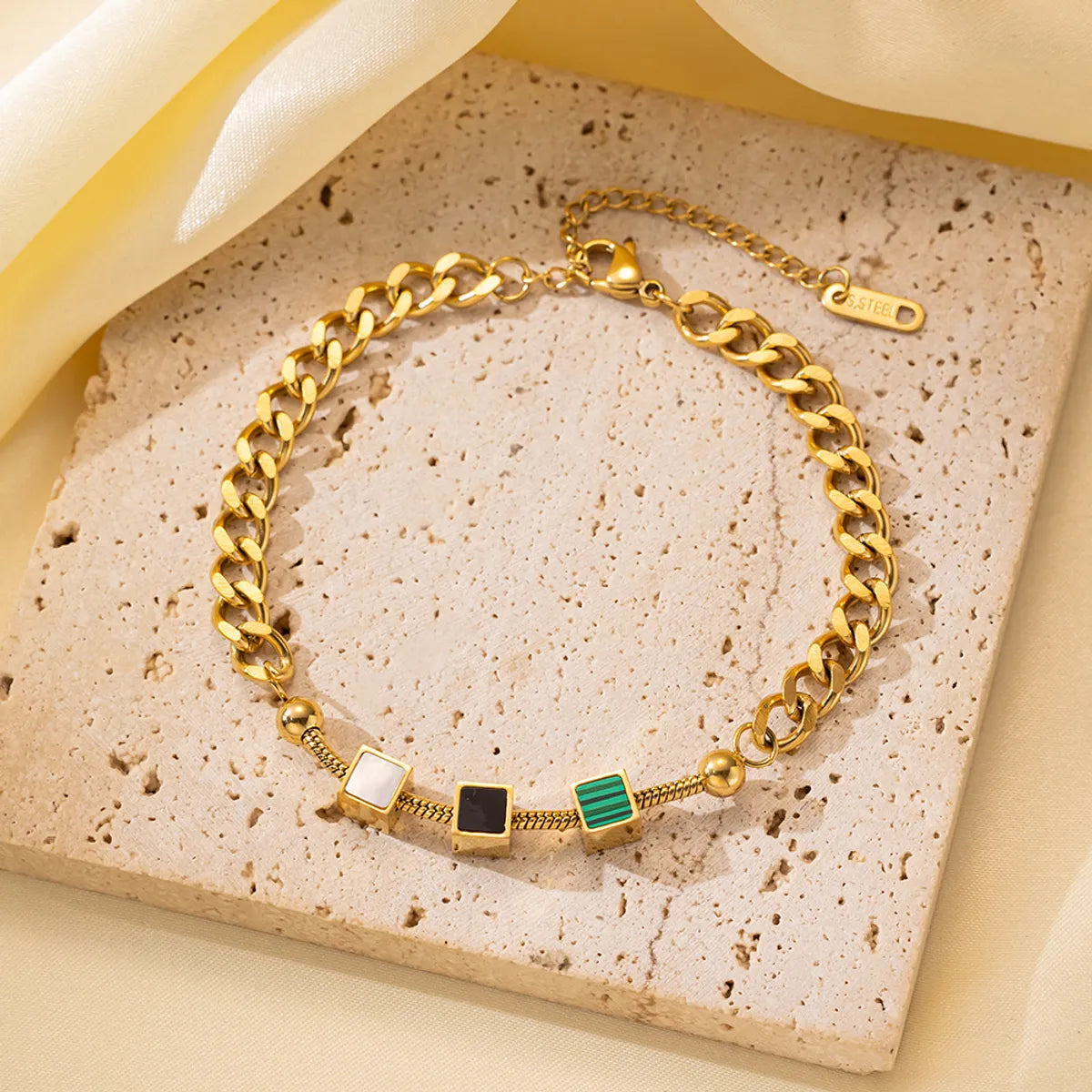 Qye2065 Three-Color Square Bracelet Gold