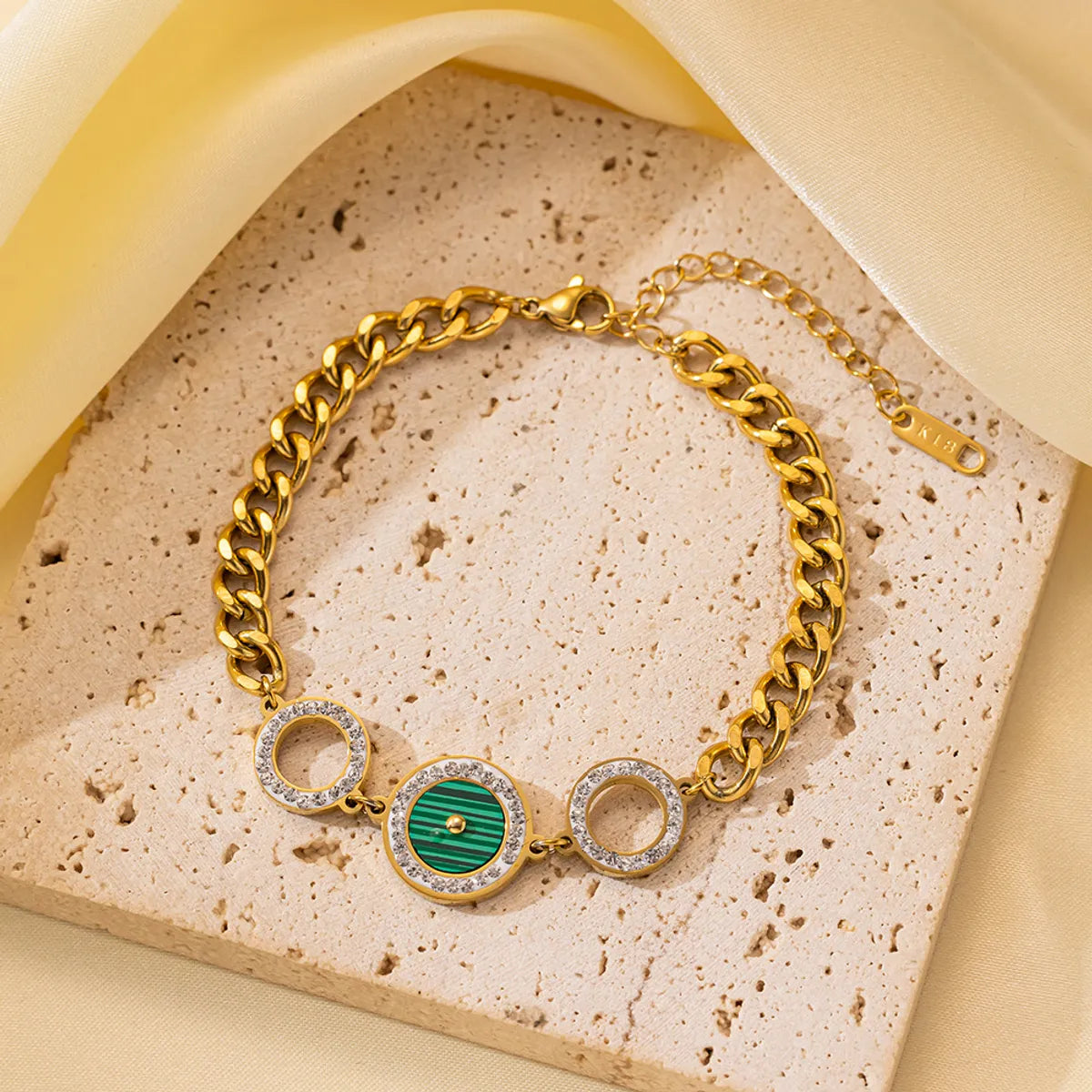 Qye2097 Diamond Green Shell Bracelet Gold